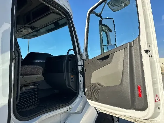 2019 Volvo VNL64760