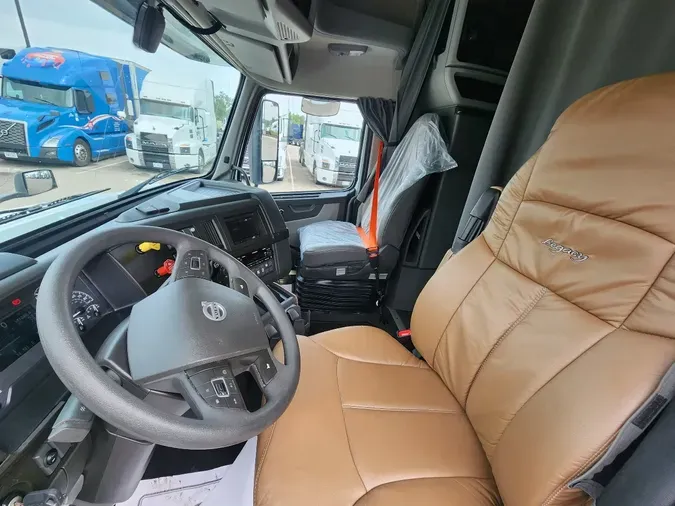 2023 VOLVO VNL64T740