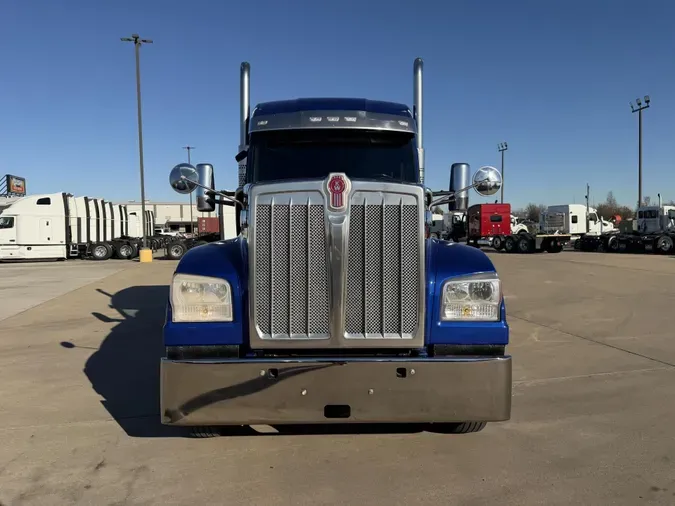 2022 Kenworth W990