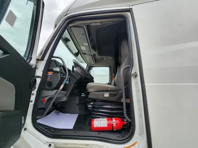 2021 VOLVO VNL64T760