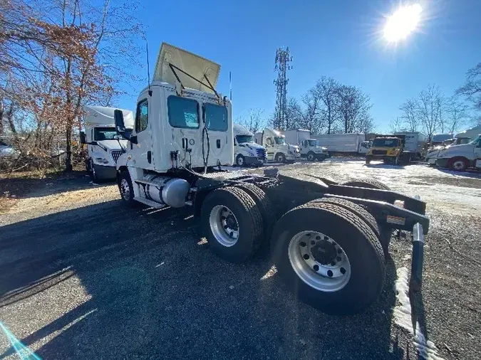 2017 Freightliner X12564ST