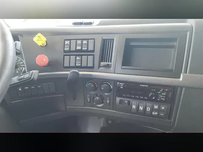 2021 VOLVO VNL860