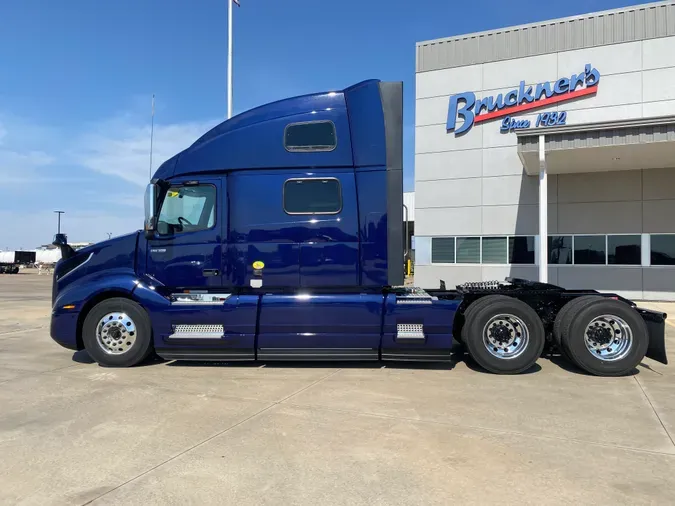 2025 VOLVO VNL64T860