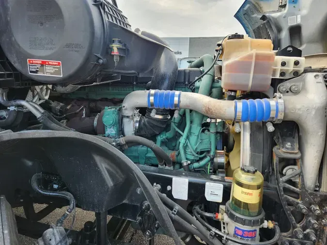 2022 VOLVO VNL64T740