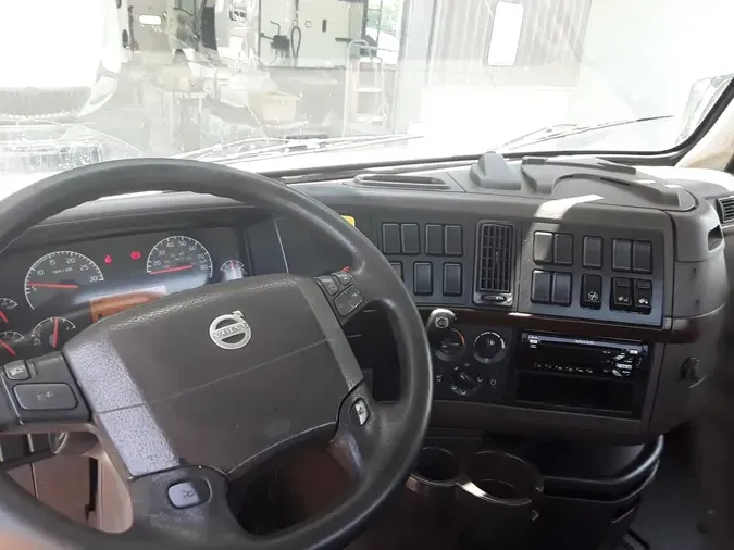 2018 VOLVO VNL42T 300