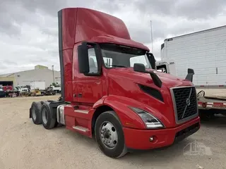 2022 VOLVO VNR64T300
