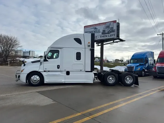 2022 FREIGHTLINER Cascadia 126