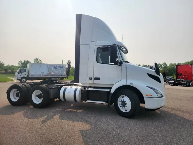 2020 VOLVO VNR64T300