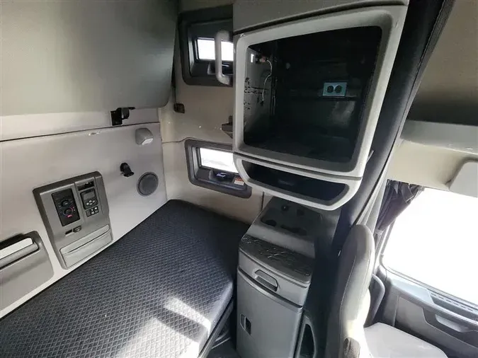 2019 VOLVO VNL760