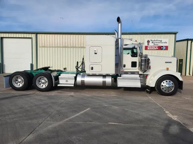 2023 Kenworth W900L