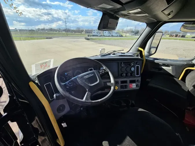 2022 FREIGHTLINER Cascadia 116