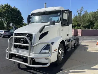 2022 VOLVO VNR64T300