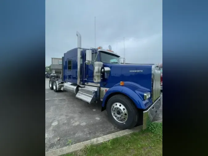 2025 Kenworth W900