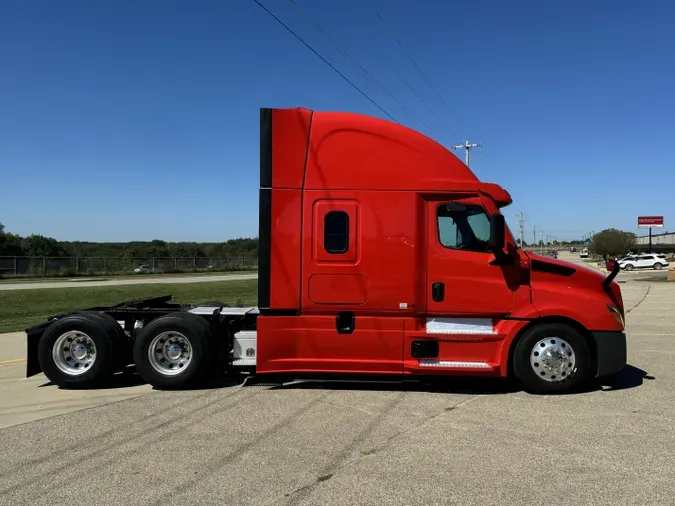 2022 FREIGHTLINER Cascadia 126