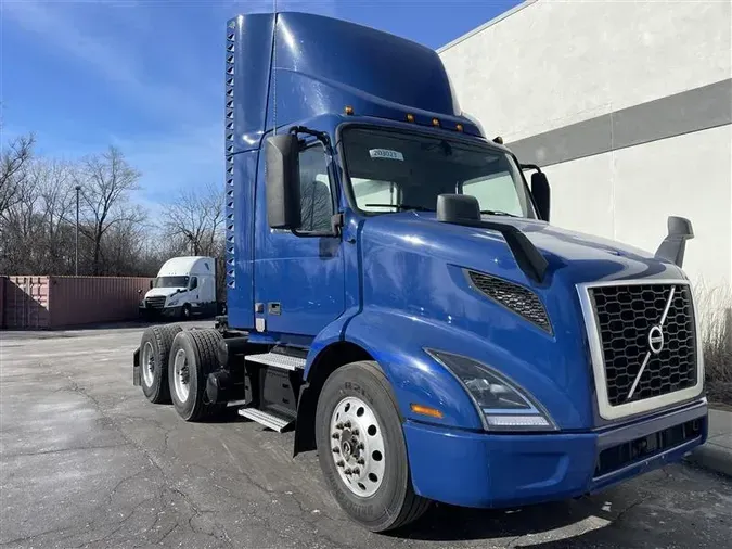 2020 VOLVO VNR300