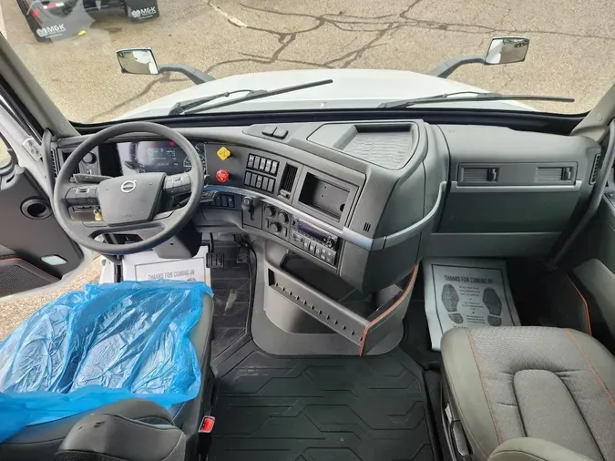 2023 VOLVO VNL64T760