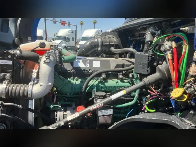 2021 VOLVO VNL760