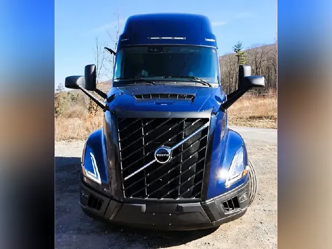 2025 VOLVO VNL64Tv04