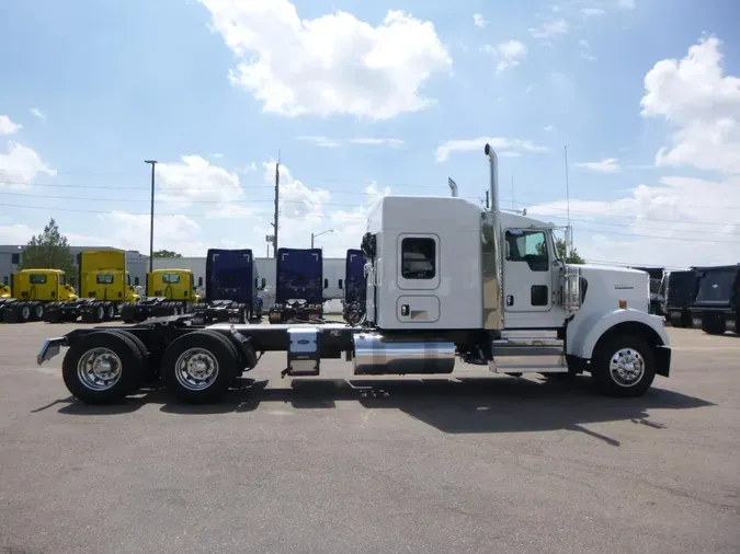 2023 Kenworth W900