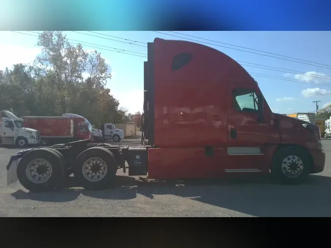 2019 Freightliner X12564ST