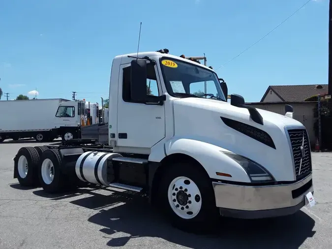 2019 VOLVO VNL64T-300