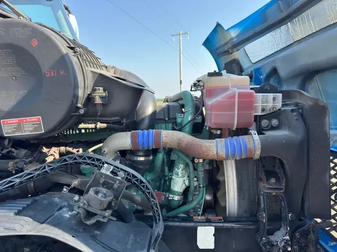 2017 VOLVO VNL64T670