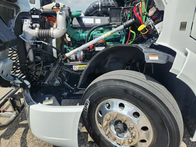 2022 VOLVO VNL64T740