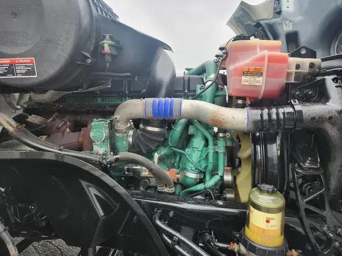 2019 VOLVO VNL64T300