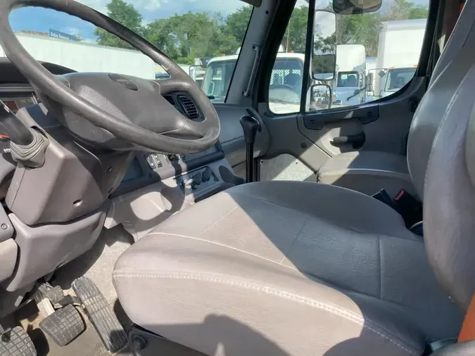 2015 FREIGHTLINER M2 106