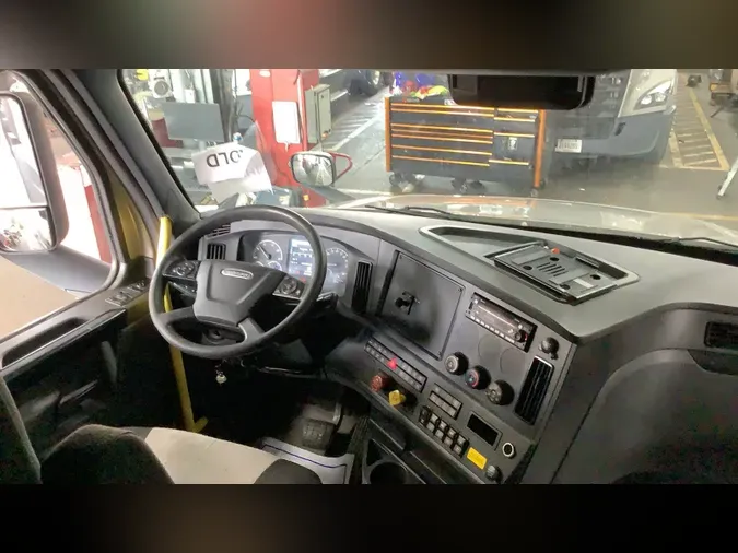 2023 Freightliner Cascadia 126