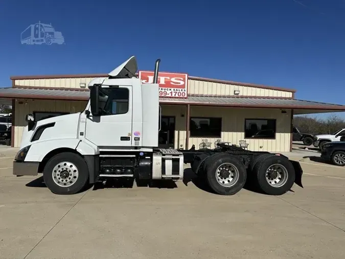 2017 VOLVO VNL64T300