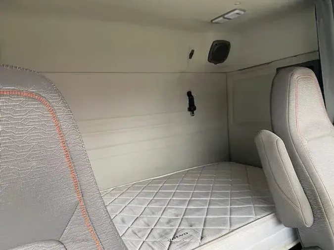 2023 Volvo VNR64T400