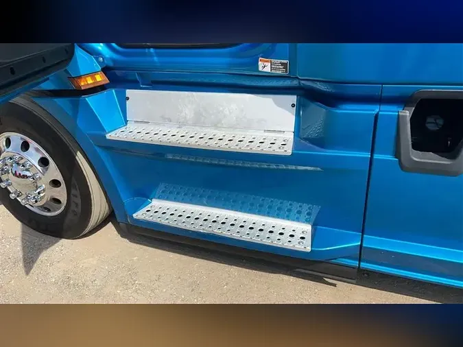 2019 FREIGHTLINER CA126
