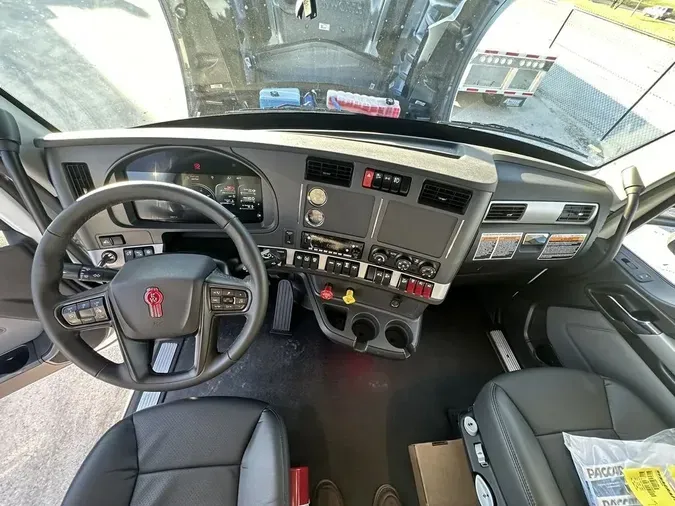 2025 Kenworth T880