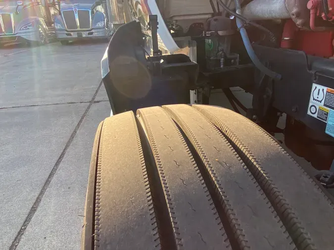 2023 Kenworth W990