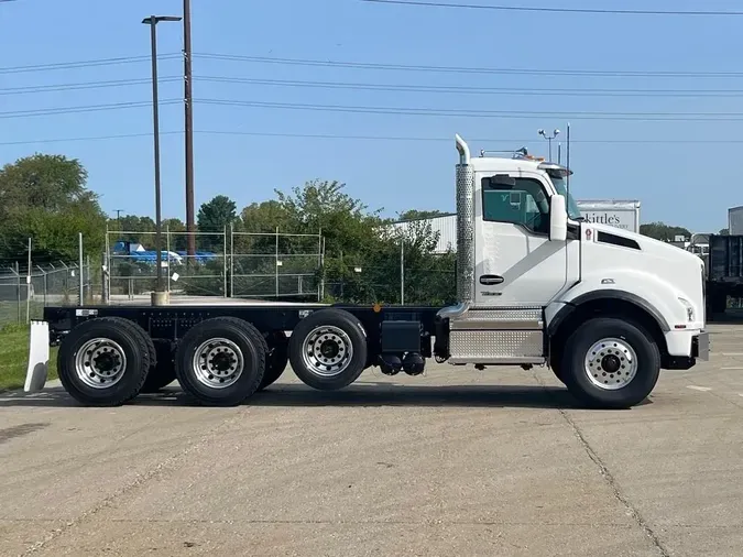 2025 Kenworth T880