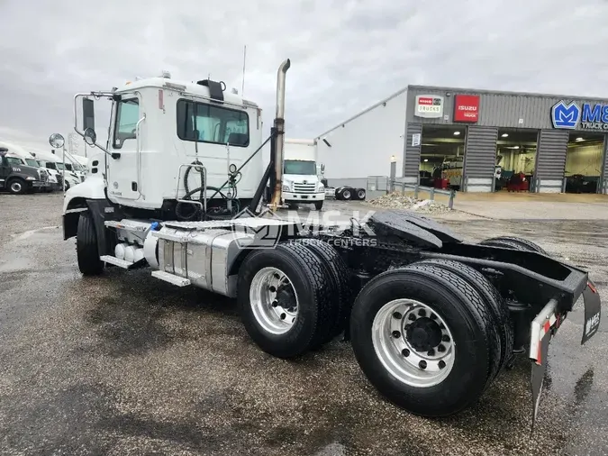 2017 MACK CXU613