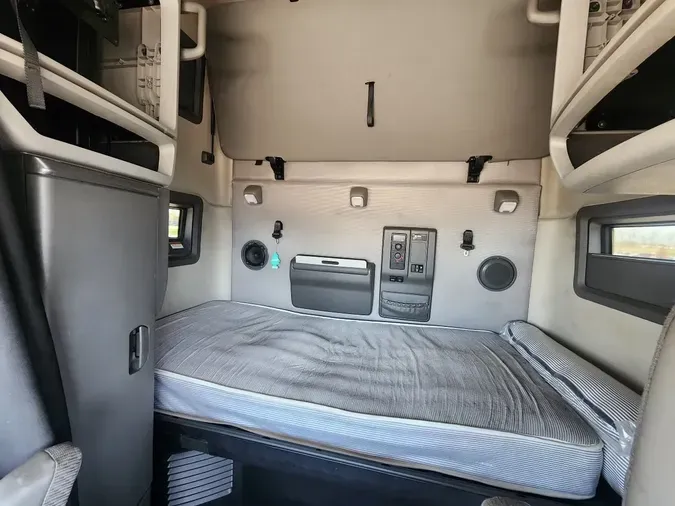 2021 VOLVO VNL64T760