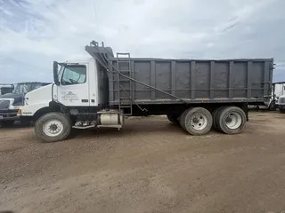 1998 VOLVO VNM64T200