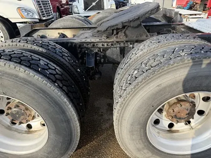 2019 VOLVO VNR64T300