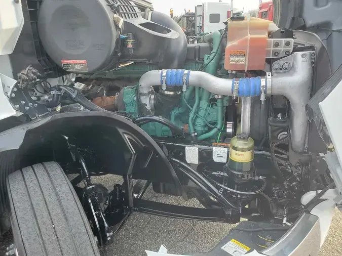 2023 VOLVO VNL64T760
