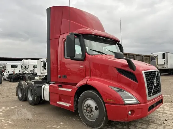 2020 VOLVO VNR64T300