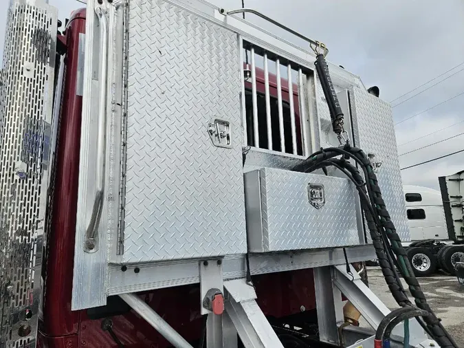2023 PETERBILT 567