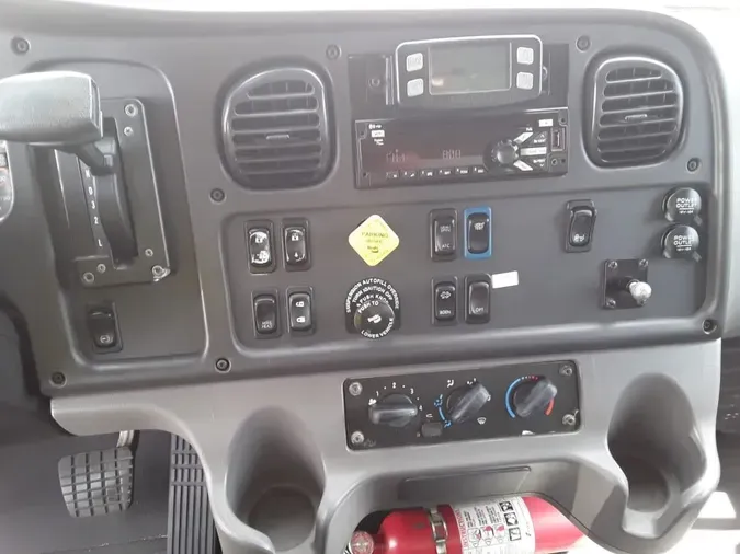 2018 FREIGHTLINER M2 106