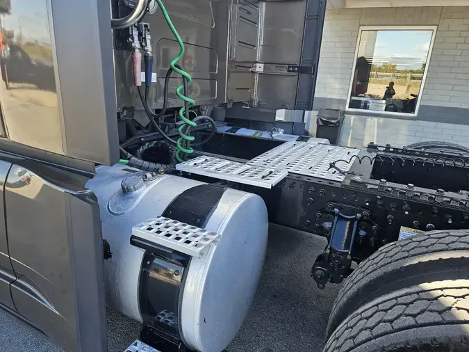 2025 VOLVO VNL64T860
