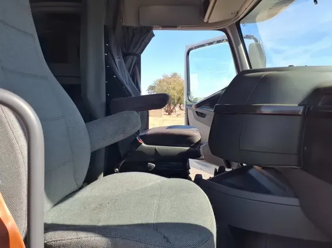 2020 VOLVO VNR64T-640