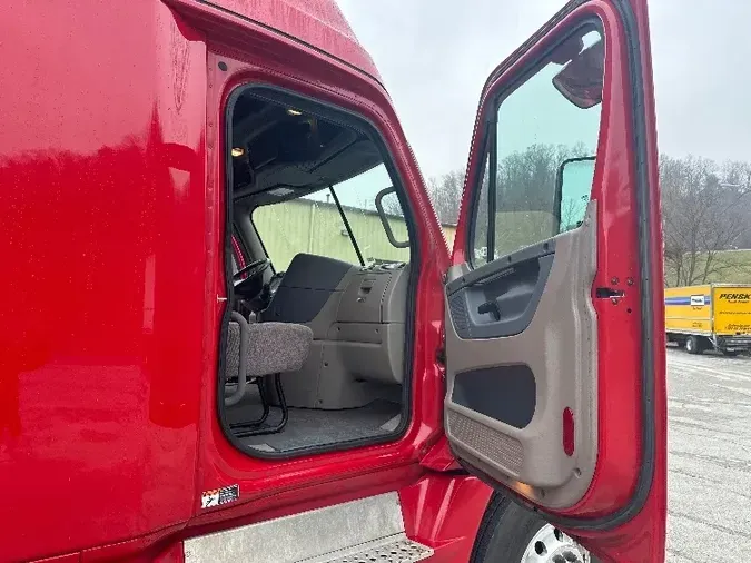 2019 Freightliner X12564ST