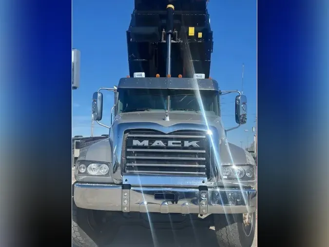 2021 MACK GU713