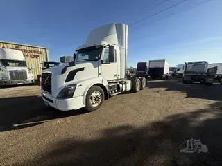 2018 VOLVO VNR64T300