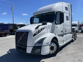 2022 VOLVO VNL64T760